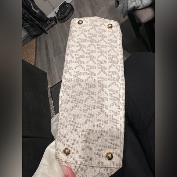 Michael Kors Vanilla Jet Set Travel Tote - Picture 14 of 16